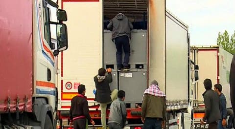 النمسا.. العثور على جثتين في حافلة صغيرة تقل عشرات المهاجرين