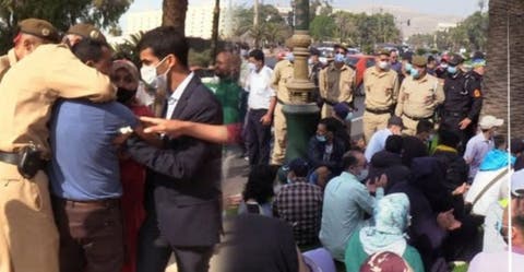 المئات من سكان أكادير يحتجون ضد فرض جواز التلقيح والأمن يفرق المحتجين