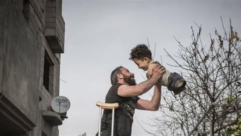 صورة مؤلمة لأب سوري وابنه تفوز بجائزة دولية