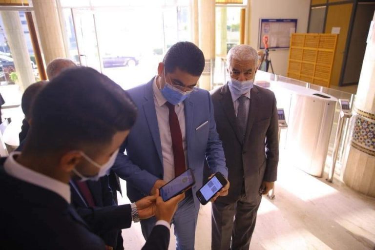 بالصورة.. الوزير بنسعيد يقدم "جواز التلقيح" عند دخول مقر الوزارة