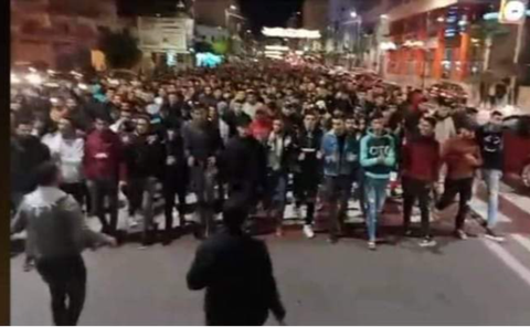مسيرة ليلية لطلبة فاس احتجاجا على شروط اجتياز مباراة التعليم