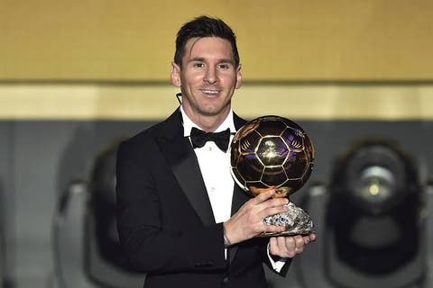 رسميا.. ميسي يتوج بجائزة أفضل لاعب في العالم لسنة 2021