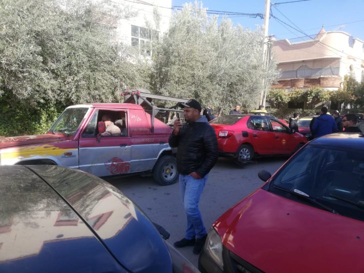 وجدة .. شاحنات الجر تخرج سيارات الأجرة الصغيرة للاحتجاج
