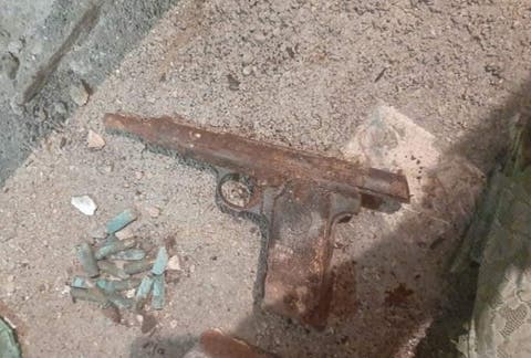 تطوان ..عمال نظافة يعثرون على “مسدس ضغط” بالمقبرة الاسلامية