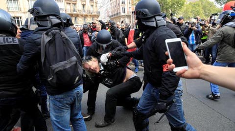 إسبانيا.. اشتباك بين الشرطة والمحتجين في مسيرة عمالية