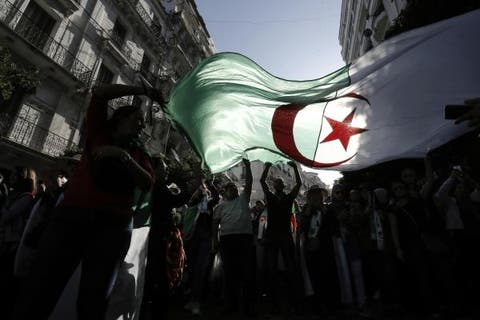 جزائريون يتظاهرون في مدريد ضد “استبداد” النظام العسكري