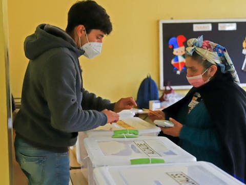 تشيلي: الناخبون يصوتون في أكثر انتخابات رئاسية إثارة للانقسام منذ 1990