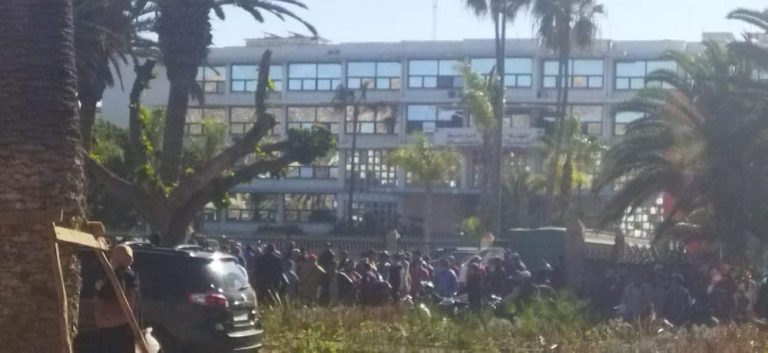 أكادير: العشرات من عمال إحدى شركات البناء يحتجون أمام مقر الولاية