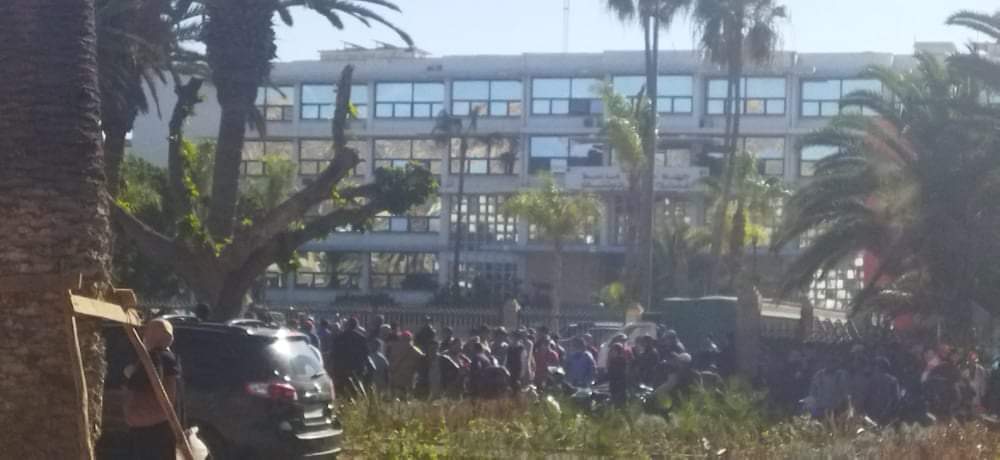 أكادير: العشرات من عمال إحدى شركات البناء يحتجون أمام مقر الولاية