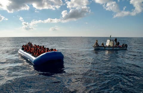 انتشال جثث مهاجرين غرقوا قبالة سواحل ليبيا