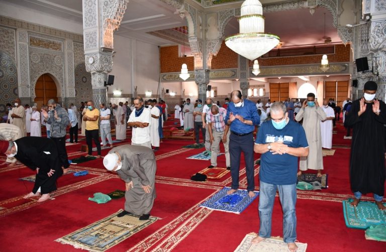 الأوقاف تنفي إغلاق قاعات الصلاة وتؤكد: "تحظى بنفس عناية المساجد"