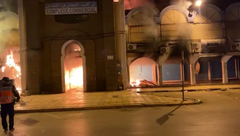 الناظور .. الحريق المهول أتى على 17 محلا والجماعة تحاول مواكبة المتضررين