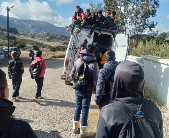 تازة.. صورة لتلاميذ فوق سطح سيارة للنقل السري تلهب مواقع التواصل الإجتماعي
