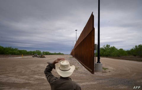 تكساس تبدأ بناء “جدارها” على الحدود مع المكسيك