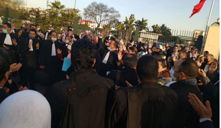 " المحامون الشباب" يدعون لمقاطعة الجلسات إلى حين التراجع عن فرض جواز التلقيح
