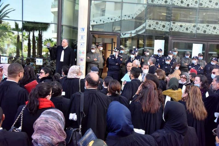 "تكتل حقوقي" يطالب بوقف قرار فرض جواز التلقيح لدخول المحاكم