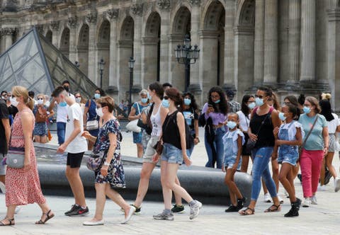 فرنسا تفرض ارتداء الكمامات في شوارع باريس اعتبارا من الجمعة