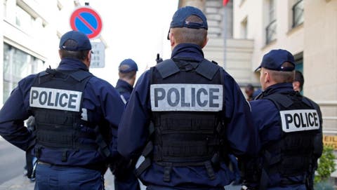 لاجئ عربي يقتل حارس أمن ويضرم النار في مركز للمهاجرين بفرنسا