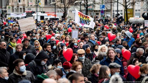 عشرات الآلاف في فيينا يحتجون ضد قيود كورونا