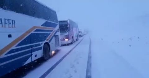 مسافرون محاصرون بعد قطع الثلوج للطرقات في اقليم بولمان