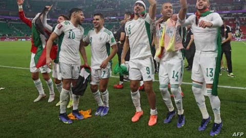 مهاجم المنتخب الجزائري يشعل مواقع التواصل برفع علم المغرب