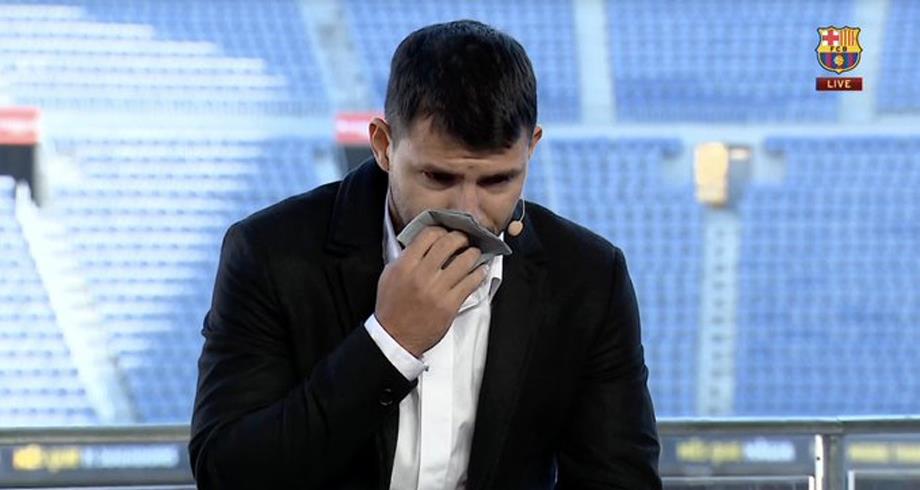 بالدموع.. لاعب برشلونة أغويرو يعلن اعتزاله اللعب نهائيا