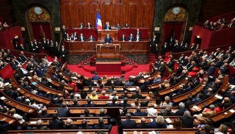 وفاة برلماني فرنسي بكورونا بعد تشكيكه في اللقاحات