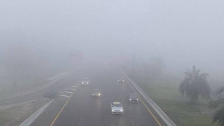 ضباب كثيف يغطي السماء و يتسبب في حوادث سير بطرقات البيضاء