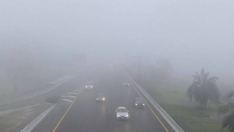 ضباب كثيف يغطي السماء و يتسبب في حوادث سير بطرقات البيضاء
