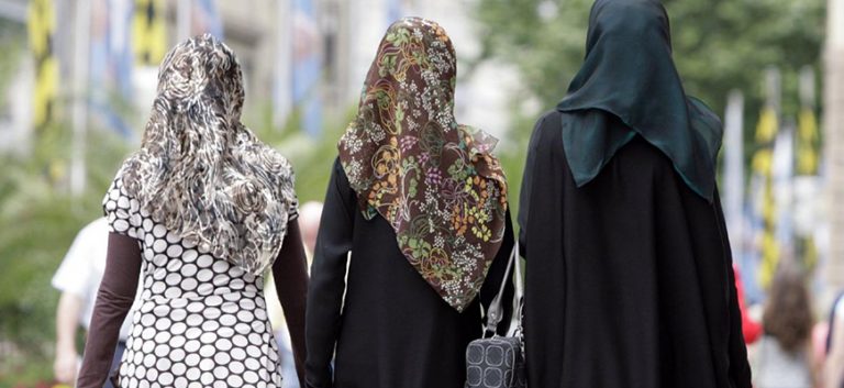 فرنسا.. مجلس الشيوخ يقر حظر ارتداء الحجاب في المنافسات الرياضية