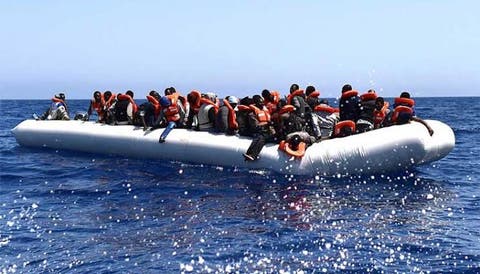 اعتراض 105 مهاجرا سريا قبالة ساحل طرفاية