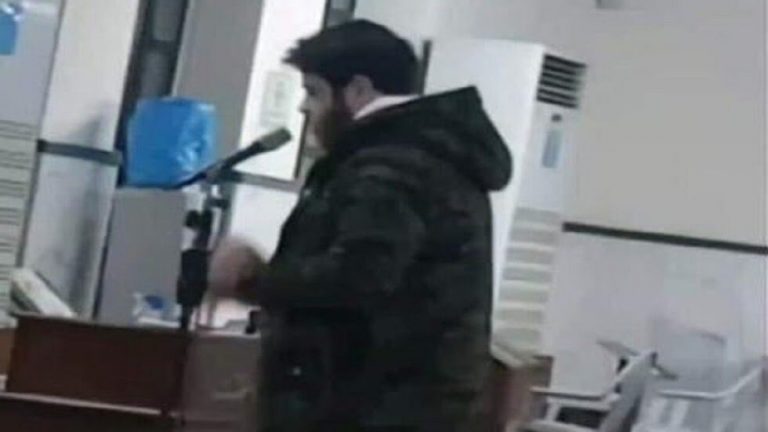 بعد إعلان اعتزاله.. أدهم نابلسي يؤم المصلين