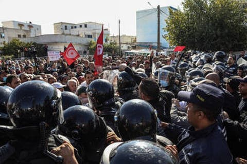 تونس.. الشرطة تستخدم الغاز المسيل للدموع والهراوات لتفريق المتظاهرين