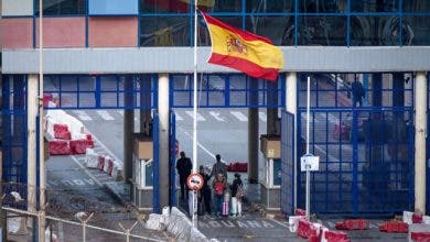 Photo of الداخلية الإسبانية تمدد إغلاق ثغري مليلية وسبتة المحتلين