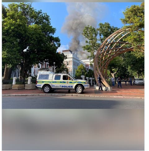 فرنس برس: اندلاع حريق في مبنى برلمان جنوب أفريقيا