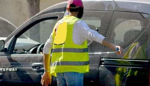 أكادير : بعد مجانية المرابد أصحاب البدلة ” الصفراء” يحتلون الشوارع والساحات