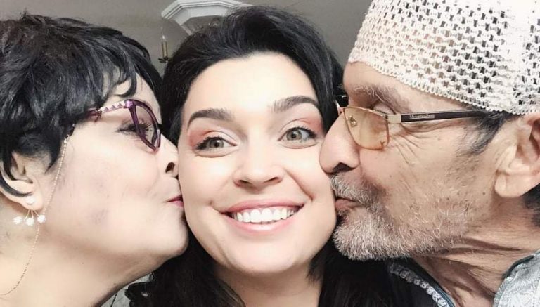 بالدموع ...فرح الفاسي تعرب عن إشتياقها لوالدها