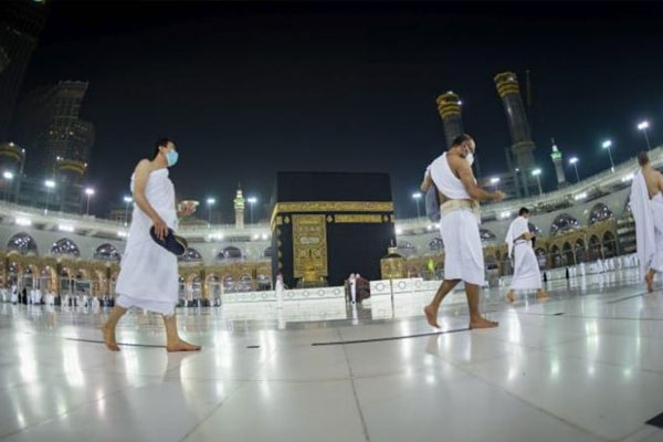 السعودية تعلن عن شروط جديدة لأداء العمرة أو الزيارة