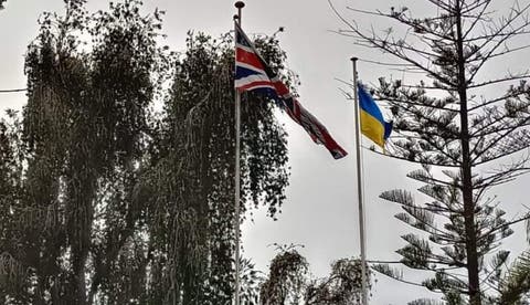 السفارة البريطانية في الرباط ترفع العلم الاوكراني الى جانب علم بلادها والسفارة الروسية ترد