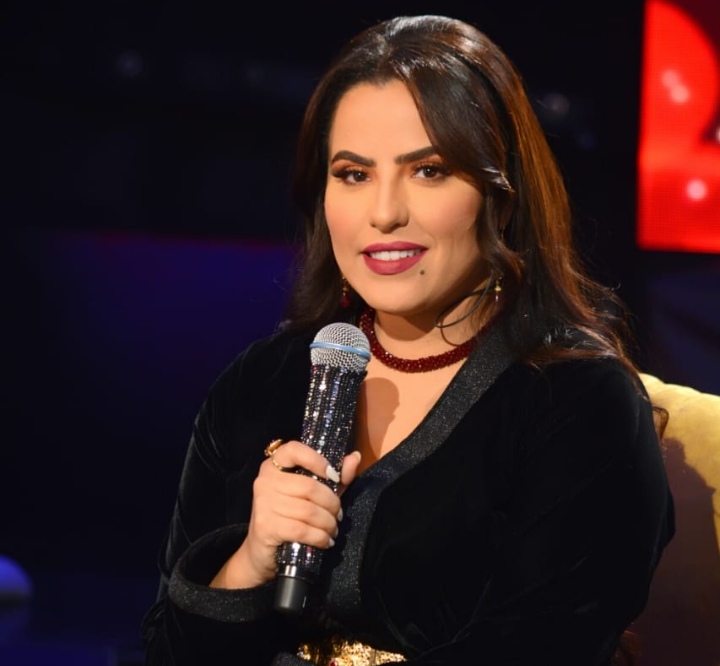 الإعلامية هانية قسومي تقدم برنامج حواري فني جديد على القناة الأولى