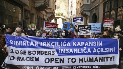المئات يتظاهرون أمام قنصلية اليونان في اسطنبول احتجاجا على وفاة مهاجرين عند الحدود