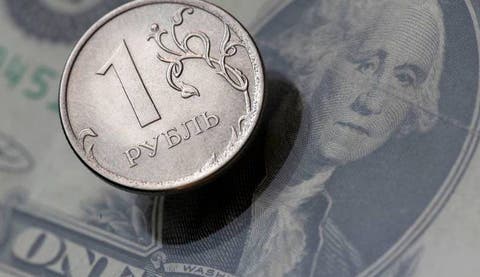 الروبل الروسي يهوى إلى مستوى قياسي وينخفض أمام الدولار