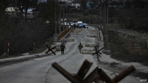 لوقف تقدم الروس.. جنود أوكرانيون يستعدون لتفجير آخر جسر غرب كييف
