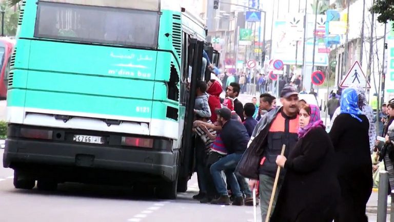 بسبب "أسعار المحروقات".. مواطنون يلجأون ل"الكوفواتيراج" ووسائل النقل العمومي