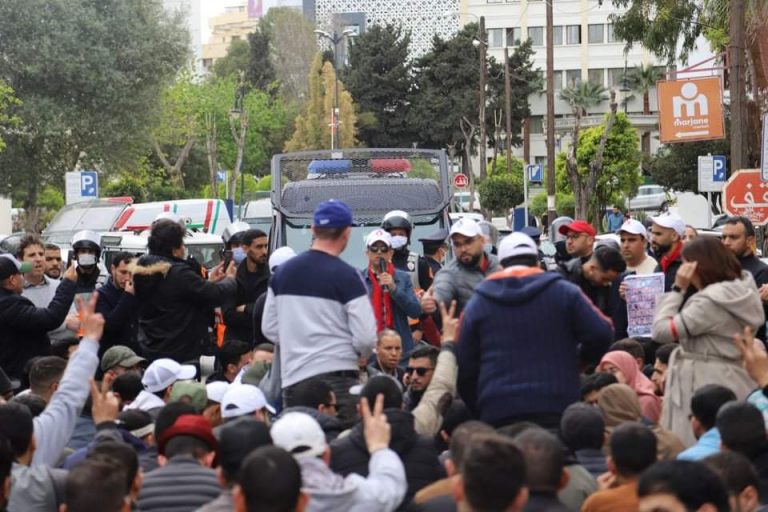 الأمن يطوق مسيرة لاساتذة التعاقد بطنجة ( صور)