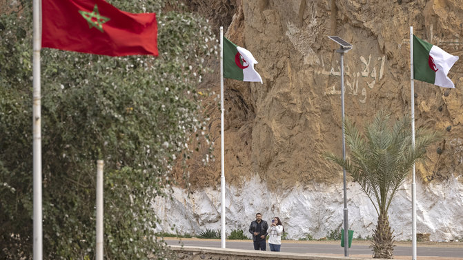 من جديد ...الجزائر تتهم المغرب بقصف قوافل تجارية !!!