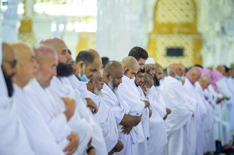 بعد رفع الإجراءات الاحترازية.. إقامة أول صلاة تراويح بالمسجد الحرام