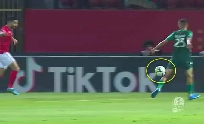 توقيف الحكم الجزائري صاحب فضيحة ال VAR في مباراة الاهلي والرجاء