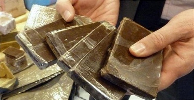 أمن العيون يطيح بإمرأة ويحجز 11 كلغ و 150 غراما من مخدر الشيرا..