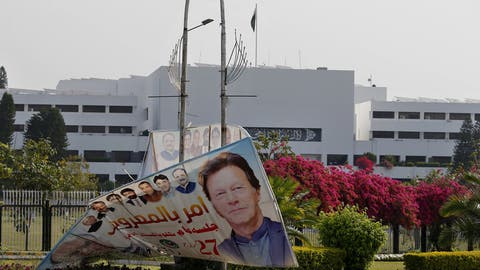 حل البرلمان الباكستاني بعد فشله في سحب الثقة عن عمران خان
